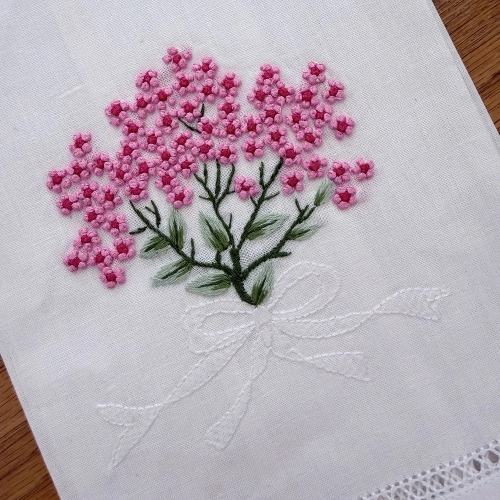 SET OF TWO HAND TOWELS
